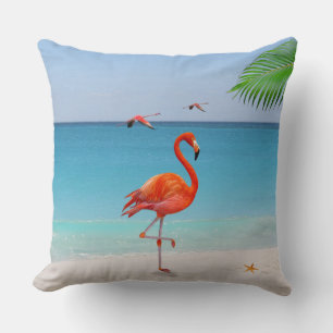 Korallenrosa Flamingo und Palmblatt am Strand Kissen