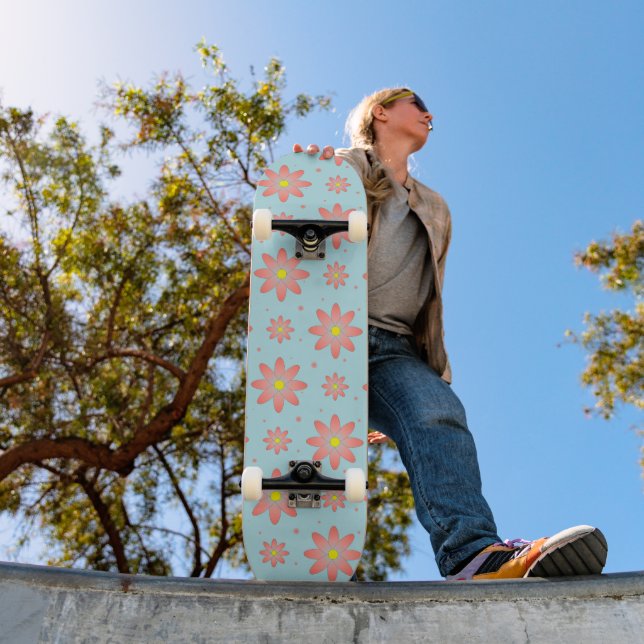 Korallenrosa und pulverblau delikate, daisate Blum Skateboard (Außenbereich 1)