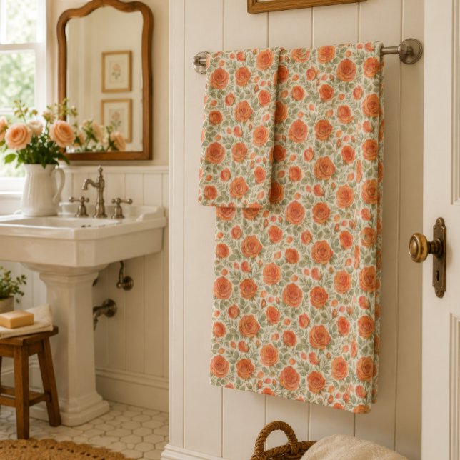 Korallenrose & Salbei-Gartenmuster Badhandtuch Set (Coral rose and sage floral bath towels in a warm vintage cottage bathroom.)