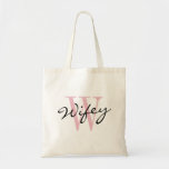 Korallenrote Monogrammflitterwochen-Taschentaschen Tragetasche<br><div class="desc">Monogrammflitterwochen-Taschentaschen der Kohle rosa WIFEY. Noble Budget-Tasche mit stilvoller Kalligraphietypographie. Niedlicher Heiratzusatz für neue Ehefrau, die Braut zum zu sein, die Jungvermähltenfrauen und gerade die verheirateten Mädchen etc. Kann Gebrauch als personalizable Brautjungfern-Taschentaschen für Teambraut auch sein. Machen Sie Ihre Selbst für Brautjungfern, Blumenmädchen, Trauzeugin, Matrone der Ehre, Mutter des personalisierten...</div>