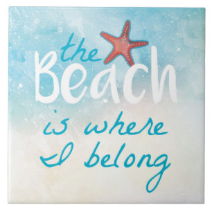 Korallenroter Starfish mit dem Strand ist, wo ich Fliese