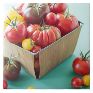 Korb der Heirloom-Tomaten Fliese