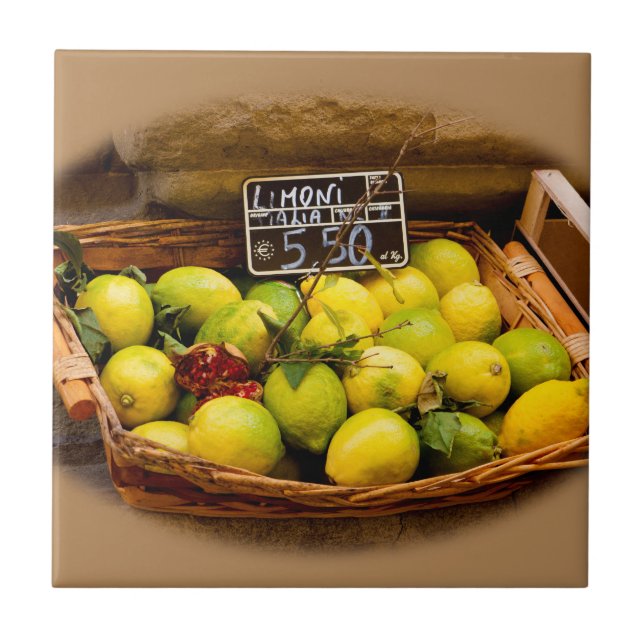 Korb der italienischen Zitronen auf dem Markt Fliese (Vorderseite)