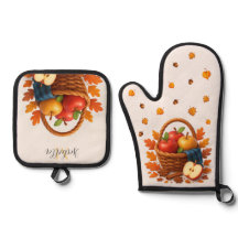 Korb mit Äpfeln und Blätter im Herbst