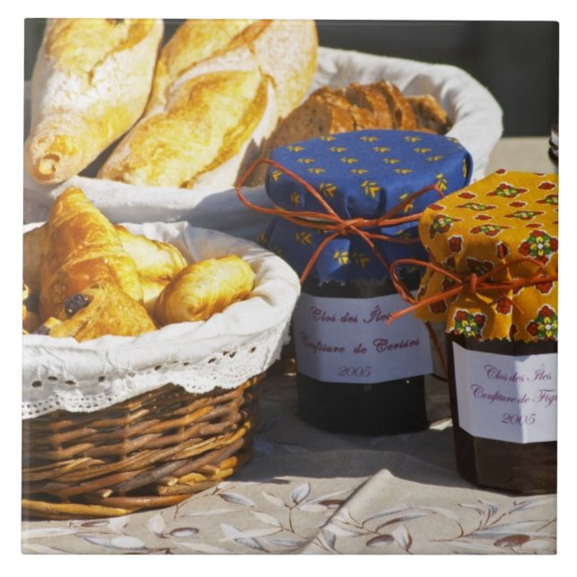 Korb mit Croissants und Schokoladenbrot. Fliese (Vorderseite)