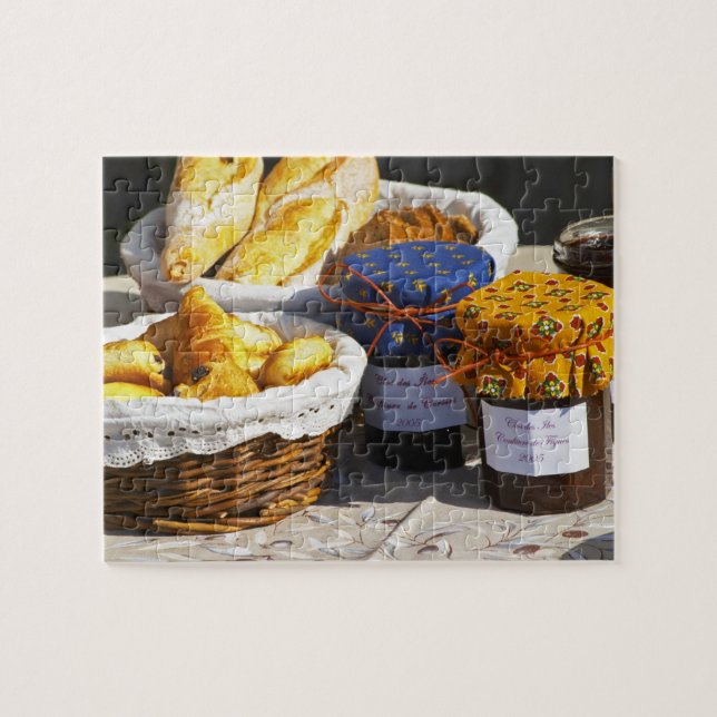 Korb mit Croissants und Schokoladenbrot. Puzzle (Horizontal)