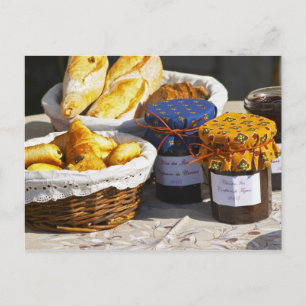 Korb mit Croissants und Schokoladenbroten. Postkarte