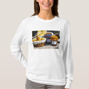 Korb mit Croissants und Schokoladenbroten. T-Shirt