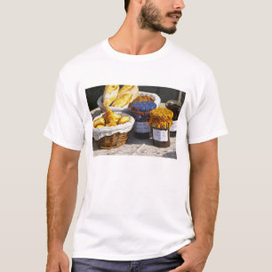Korb mit Croissants und Schokoladenbroten. T-Shirt