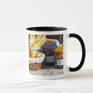 Korb mit Croissants und Schokoladenbroten. Tasse
