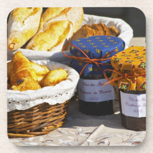 Korb mit Croissants und Schokoladenbroten. Untersetzer