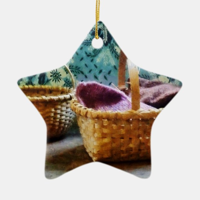 Korb mit Strickzeug Keramik Ornament (Vorne)
