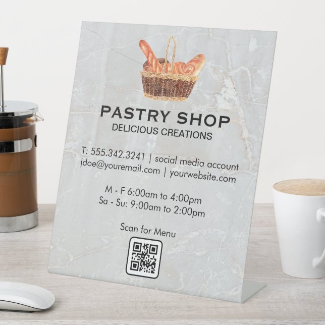 Körbe von Baguettes | Cafe Sockelschild (In Situ)