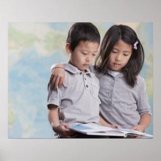 Koreanische Kinder lesen Buch in der Nähe der Kart Poster