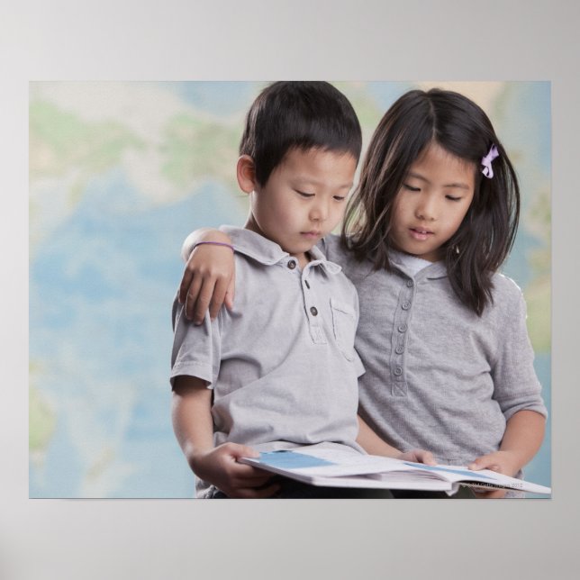Koreanische Kinder lesen Buch in der Nähe der Kart Poster (Vorne)