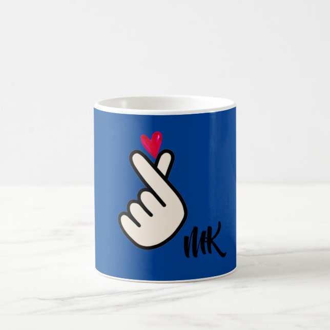 Koreanisches K-Pop Hand Heart Blue Monogram Kaffeetasse (Mittel)