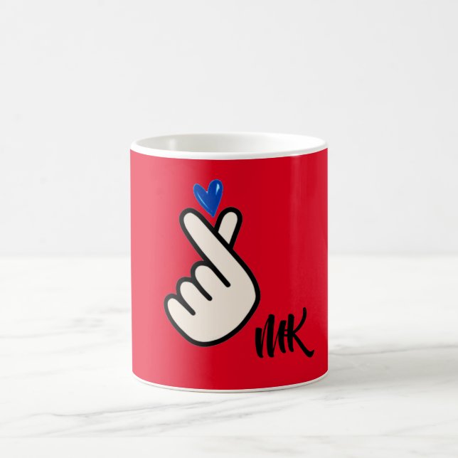 Koreanisches K-Pop Hand Heart Blue Red Monogram Kaffeetasse (Mittel)