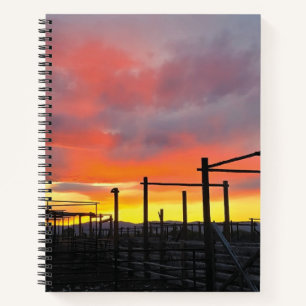 Korralschraubenblock bei Sonnenuntergang Notizbuch