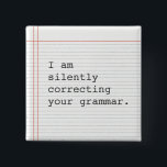 Korrektur der Grammatiktaste, angepasstes Notebook<br><div class="desc">Auf dem Notebook-Papier ist ein lustiger,  benutzerdefinierter Knopf angebracht. Ich korrigiere stillschweigend Ihre Grammatik. Gutes Geschenk für den Lehrer oder diesen speziellen Grammatikkurs in Ihrem Leben.</div>