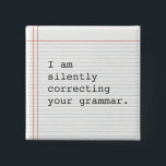Korrektur der Grammatiktaste, angepasstes Notebook Button<br><div class="desc">Auf dem Notebook-Papier ist ein lustiger,  benutzerdefinierter Knopf angebracht. Ich korrigiere stillschweigend Ihre Grammatik. Gutes Geschenk für den Lehrer oder diesen speziellen Grammatikkurs in Ihrem Leben.</div>