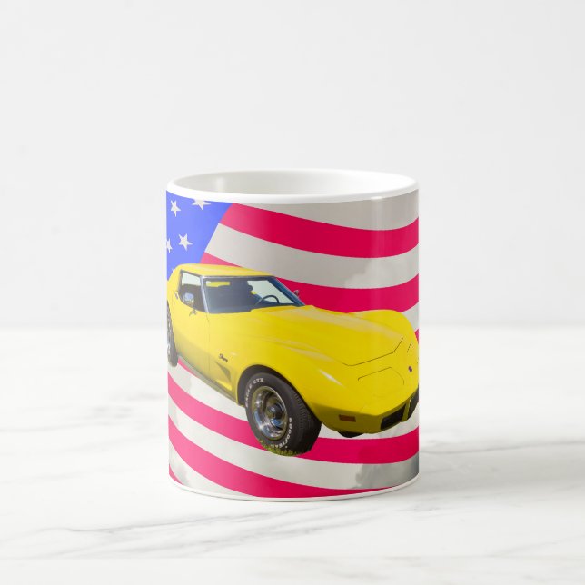 KorvetteStingray 1975 mit amerikanischer Flagge Kaffeetasse (Mittel)