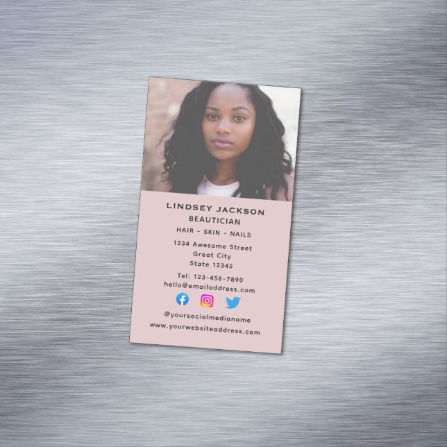 Kosmetologin für soziale Medien Magnetische Visitenkarte (Beispiel)