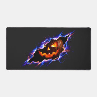 Kosmischer leuchtender Halloween-Kürbis mit Riss Schreibtischunterlage