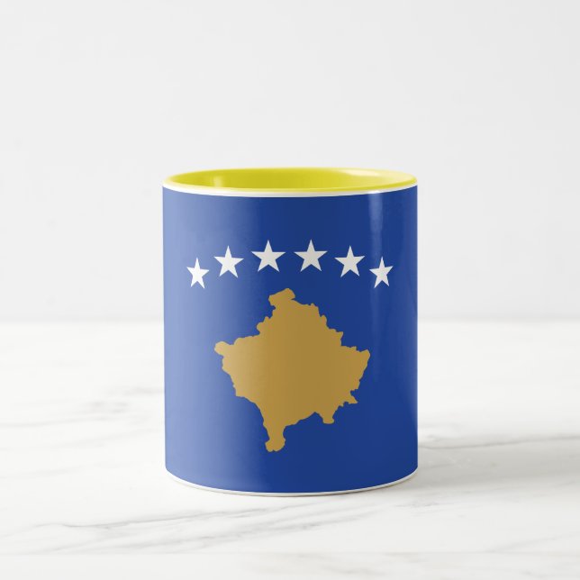 Kosovo-Flagge Zweifarbige Tasse (Mittel)