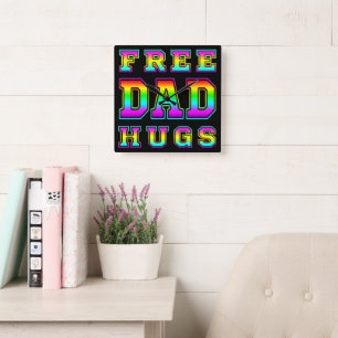 Kostenlose Dad-Hugs in farbenfroher Regenbogentypo Quadratische Wanduhr