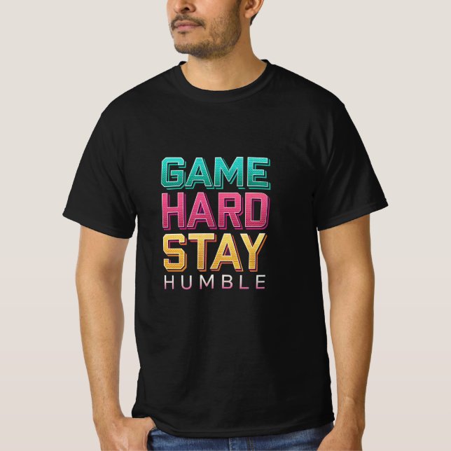 Kostensatz für Retro-Gaming - Game Hard Bleibe Hum T-Shirt (Vorderseite)