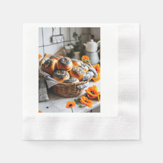 "Köstlich duftende Mohnsamentrollen in einem Korb Serviette