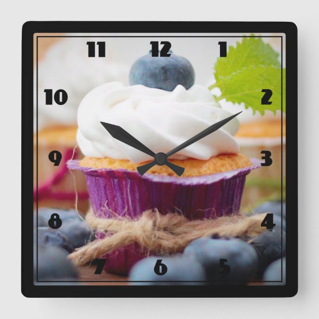 Köstlicher Blueberry Cupcake mit Creme Quadratische Wanduhr (Vorderseite)