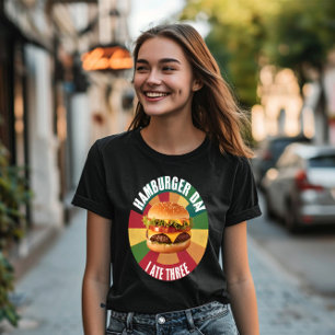 Köstlicher Hamburger mit frischem Salat und geschm T-Shirt
