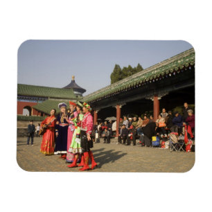 Kostümierte Amateur-Volkstänzer unterhalten Magnet