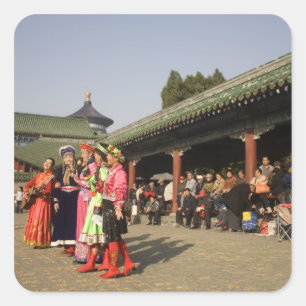 Kostümliche Amateurvolk-Tänzer unterhalten Quadratischer Aufkleber