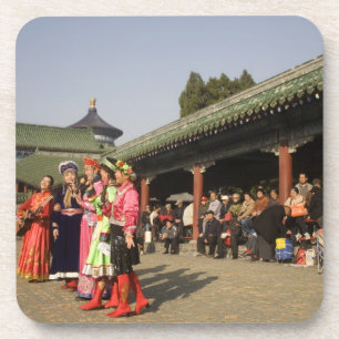 Kostümliche Amateurvolk-Tänzer unterhalten Untersetzer