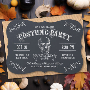 Kostümparty zum Halloween-Schädel auf der Tafel Einladung