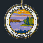 Kouchibouguac Nationalpark Reisen Vintages Abzeich Keramik Ornament<br><div class="desc">Kouchibouguac Nationalpark Vektorgrafik Design. Der Park umfasst Barriereninseln,  Sanddünen,  Lagunen,  Salzmoore und Wälder.</div>