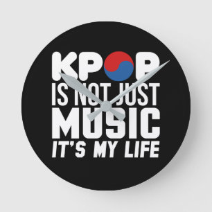 Kpop ist meine Leben-Slogan-Grafiken (dunkel) Runde Wanduhr