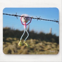 Kracht patser Fubby aan Prikkeldraad. Mousepad