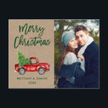 Kraft Brush Script Truck Couple Foto Weihnachten Postkarte<br><div class="desc">Kraft Green Brush Script Wasserfarbe Vintag Red Truck mit Weihnachtsbaum - Frohe Weihnachts-Coupé Foto Postkarte</div>