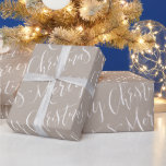 Kraft Merry Christmas Calligraphy Holiday Geschenkpapier<br><div class="desc">Weihnachtsgeschenkpapier bietet moderne Kalligraphie fröhliche Weihnachtsschrift in weiß auf Kraftpapier. Passen Sie die Hintergrundfarbe Ihrer Wahl an.</div>