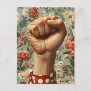 Kraftvolle Faust auf floralem Hintergrund Postkarte