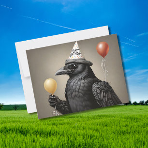 Krähe hält gelben Luftballon und einen Happy-Birth Postkarte