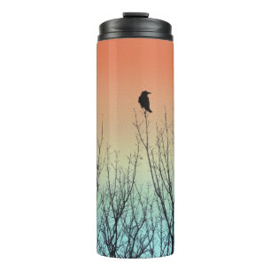 Krähe in einem Ombre-Farbhimmel Thermosbecher