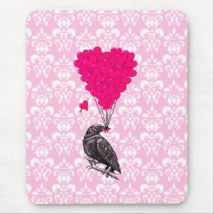 Krähe und Herz auf rosa Damast Mousepad
