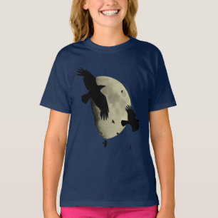 Krähen im Flug, die gegen einen großen Mond schwei T-Shirt