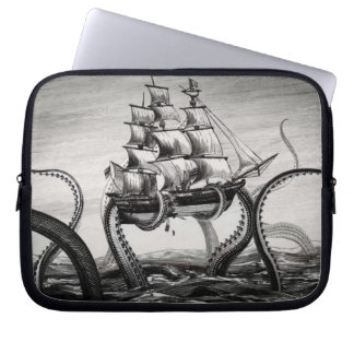 Kraken, das einen Piraten/ein Segelschiff 10" Laptopschutzhülle