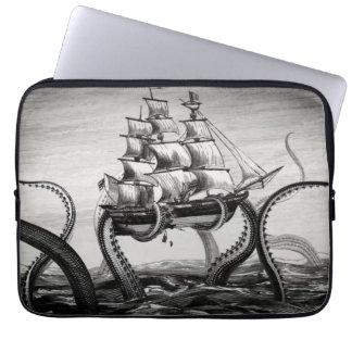 Kraken, das einen Piraten/ein Segelschiff 13" Laptopschutzhülle