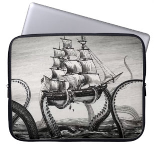 Kraken, das einen Piraten/ein Segelschiff 15" Laptopschutzhülle